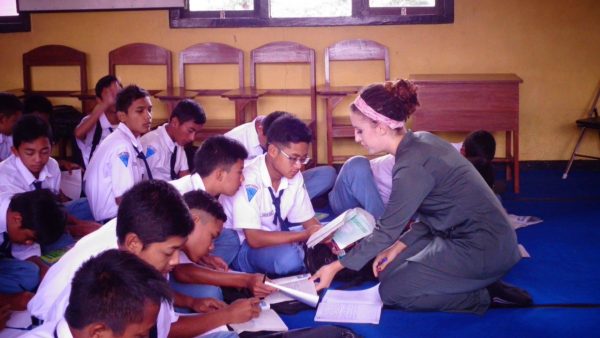 Hannah Fowler instructs Indonesian students